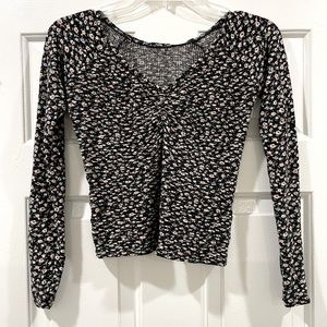 HOLLISTER FLORAL TEXTURED LONG SLEEVE CROP TOP- MEDIUM